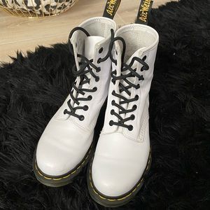 Brand: Dr.Martens Style: 1460 SMOOTH LEATHER LACE UP BOOTS
Color:white & black